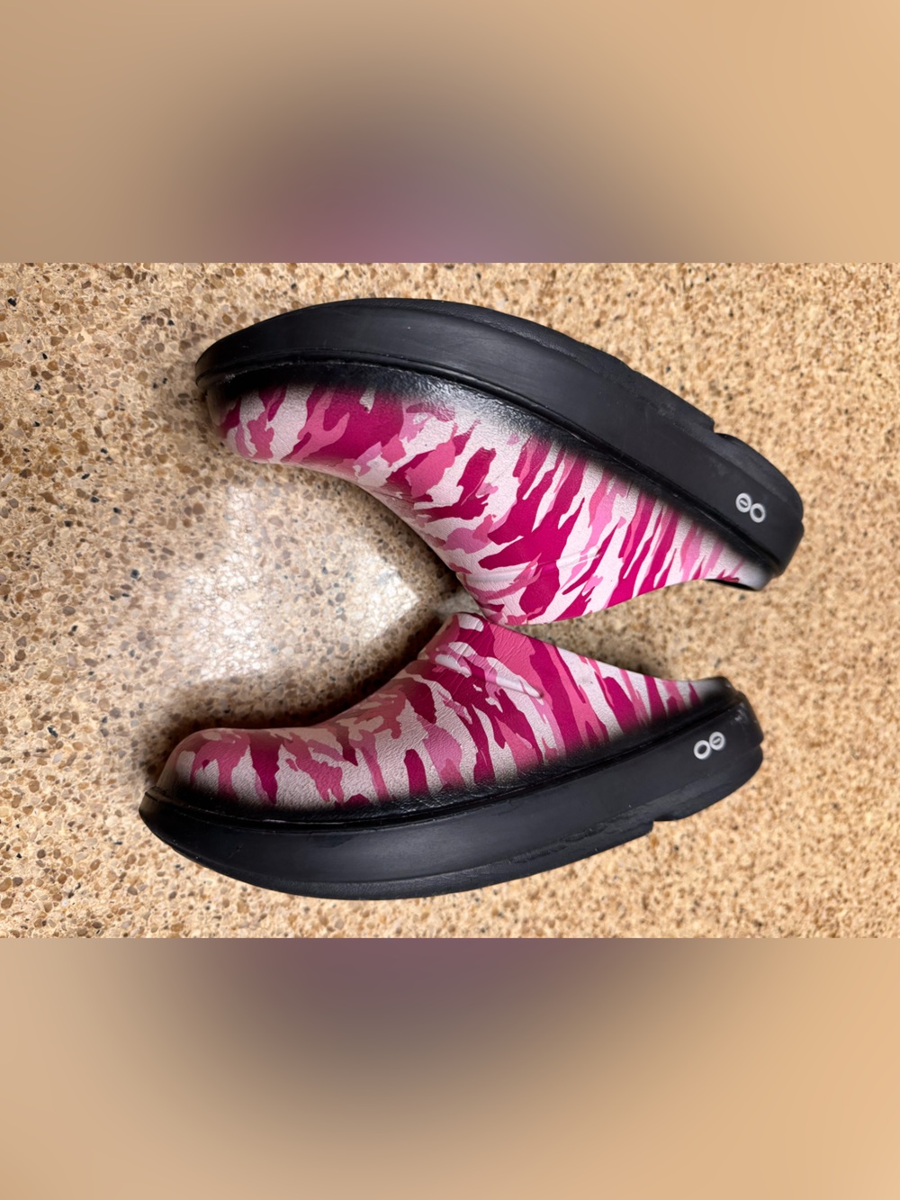 OOFOS Pink Camo Slip-On Clogs
